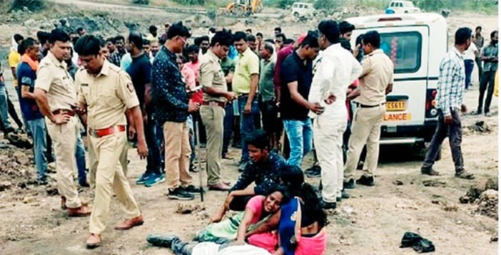टिप्परने माती टाकलेल्या ढिगारा खाली दबून कामगाराचा मृत्यू.        कर्नाटक एम्टा खुल्या खालील घटना