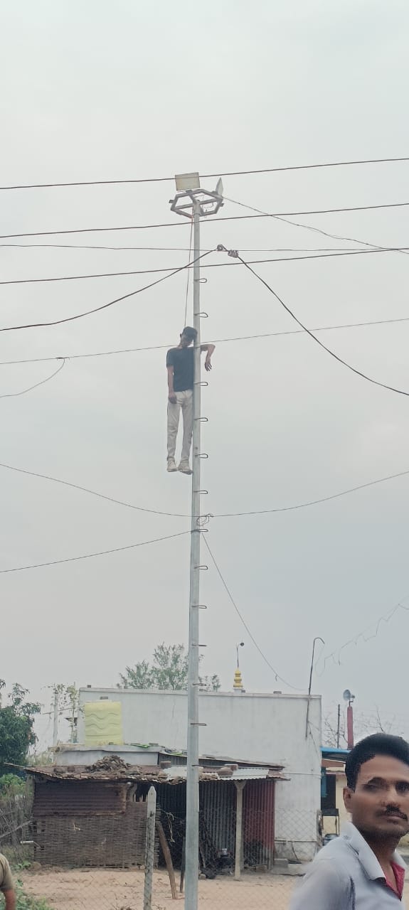 बेलोरा येथे इलेक्ट्रिक स्ट्रीट पोलवर चढुन युवकाने गळफास घेऊन केली आत्महत्या